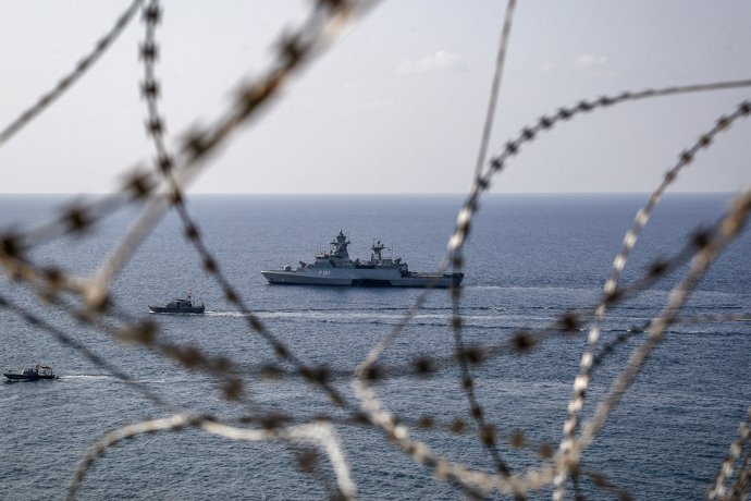 27 October 2022, Lebanon, Naqoura: A United Nations Peacekeeping (UNIFIL) navy ship secures an area off the coast of the southern village of Naqoura, where Lebanese and Israeli delegations will meet.