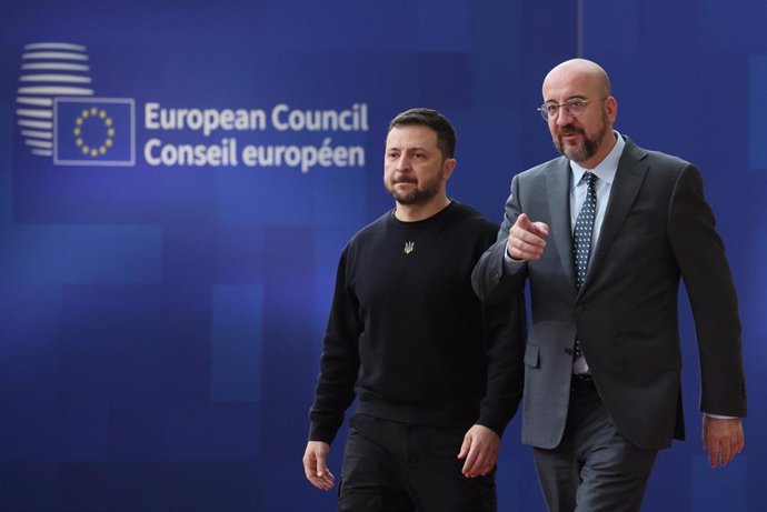 Volodimir Zelenski, presidente de Ucrania, acompañado de Charles Michel, presidente del Consejo Europeo, en Bruselas