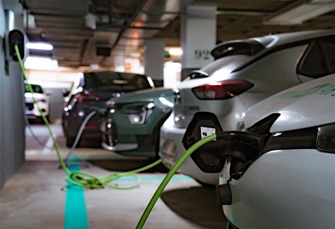 Archivo - Parking en Madrid de vehículos de coches eléctricos