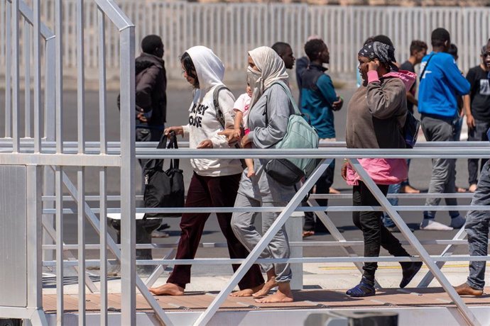 Varios migrantes en el muelle de Puerto Naos, a 18 de septiembre de 2024, en Arrecife, Lanzarote, Canarias (España)