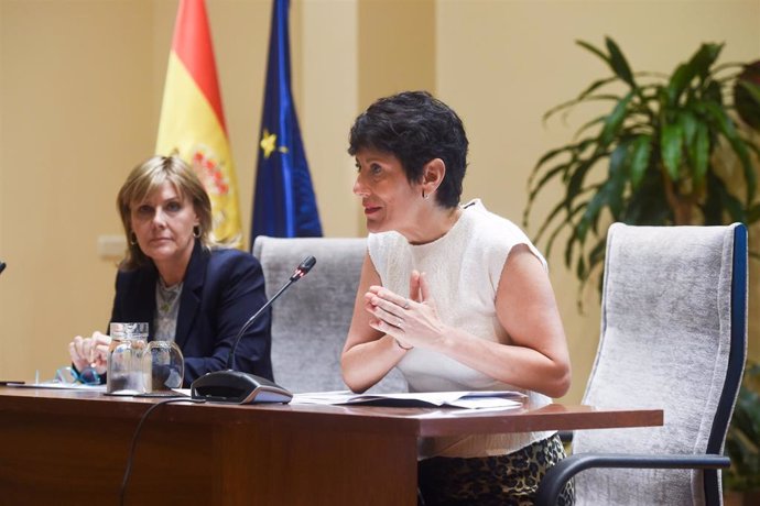 La ministra de Inclusión, Seguridad Social y Migraciones, Elma Saiz (d), y la secretaria general de Inclusión, Elena Rodríguez