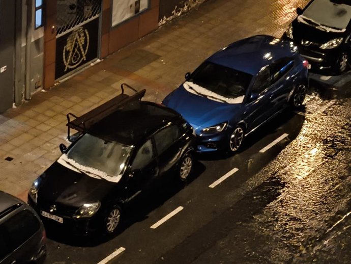 Vehículo con granizo en el parabrisas por la fuerte tormenta de ayer en Logroño