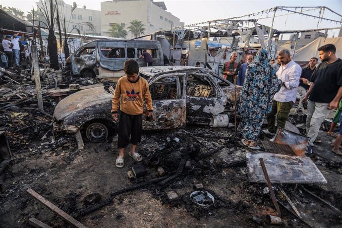 Vehículos calcinados por un ataque israelí sobre un campo de desplazados de Deir el Balá, en la Franja de Gaza