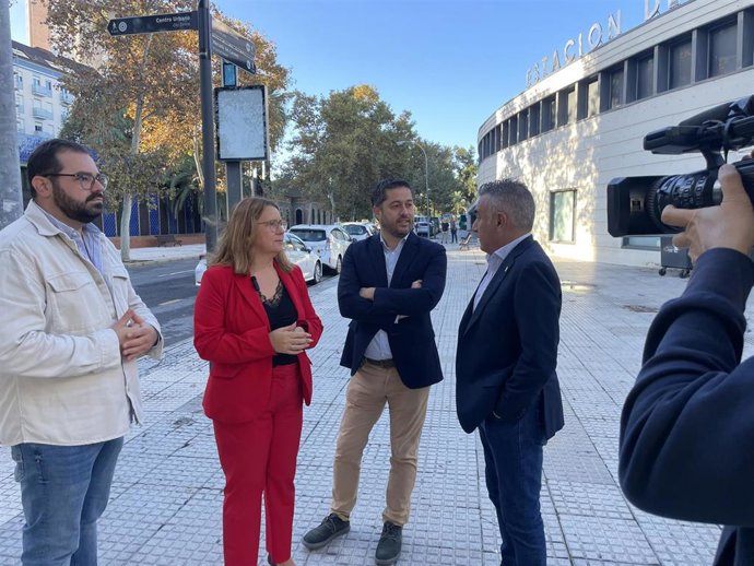 La secretaria de Organización del PSOE de Huelva y diputada provincial, Rosa Tirador, acompada de otros miembtos del PSOE, junto a la Estación de Autobuses de Huelva.