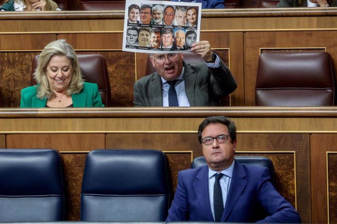 (I-D) La diputada del PP Macarena Montesinos; el portavoz del PP en el Congreso, Miguel Tellado; y el ministro para la Transformación Digital y de la Función Pública, Óscar López Águeda, durante una sesión de control al Gobierno, en el Congreso de los Dip