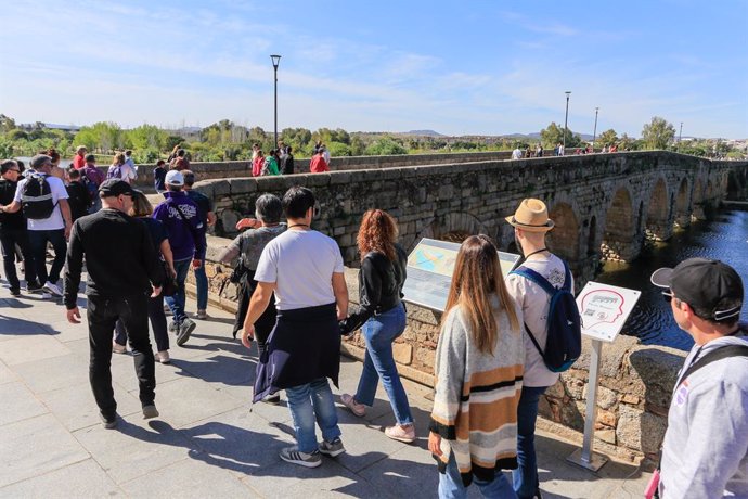 Archivo - Turistas junto al puente romano de Mérida.