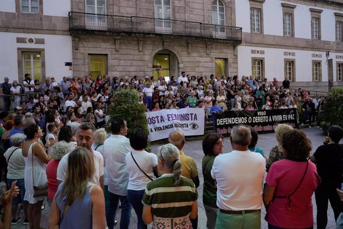 Decenas de personas durante una concentración frente al Museo Marco por el caso. 