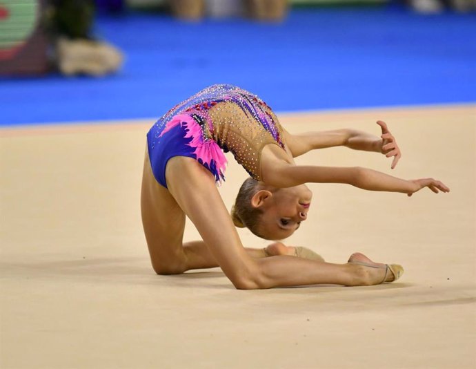 Archivo - Una competidora de gimnasia artística en Mallorca.