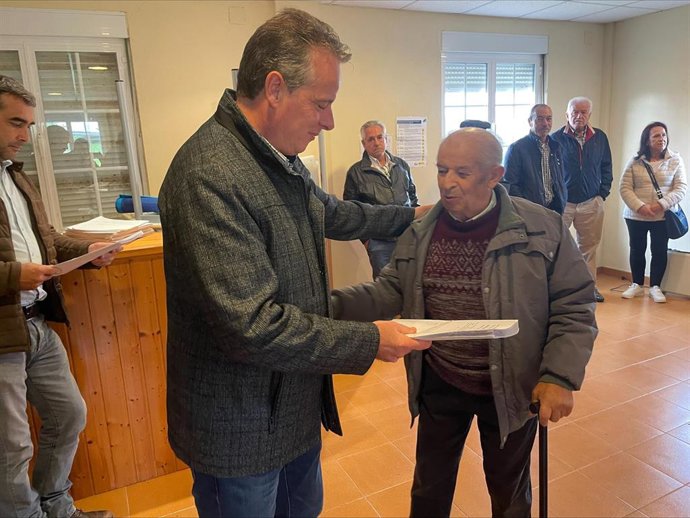 Marcelino Marcos, a la izquierda