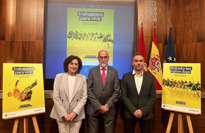 La consejera de Derechos Sociales, Economía Social y Empleo, Carmen Maeztu, el consejero de Salud, Fernando Domínguez, y el director general de Economía Social y Trabajo, Iñaki Mendioroz, presentan una campaña sobre siniestralidad laboral.