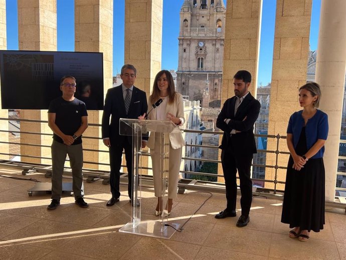 La vicealcaldesa y concejal de Fomento y Patrimonio, Rebeca Pérez, acompañada por el concejal de Cultura e Identidad, Diego Avilés, presenta el ciclo de actividades