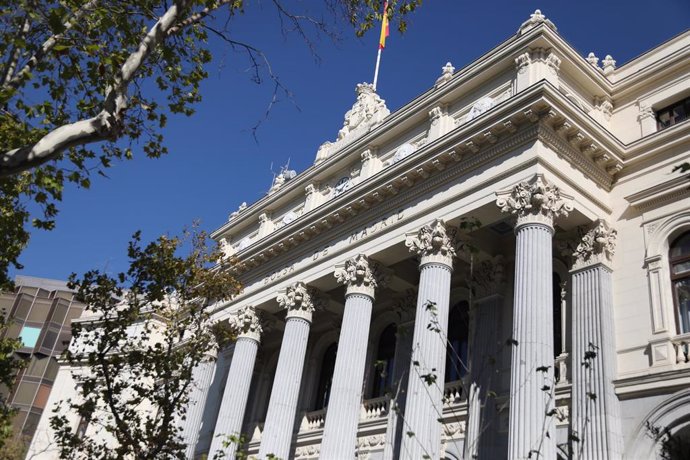 Archivo - Fachada del Palacio de la Bolsa de Madrid, a 28 de octubre de 2021, en Madrid (España).