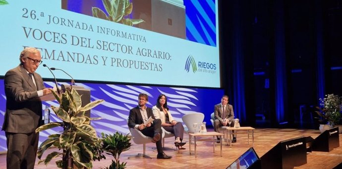 El consejero de Agricultura, Javier Rincón, ha inaugurado la 26ª Jornada Informativa de Riegos del Alto Aragón.