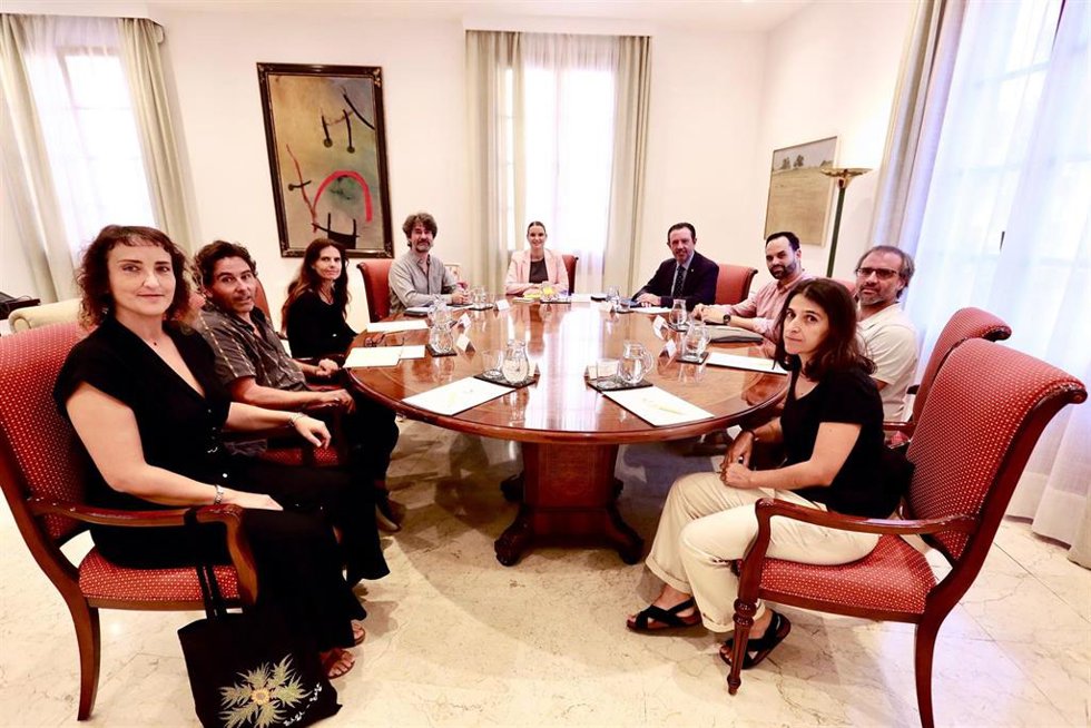 Miembros del Comité de Expertos para la Transición Energética y el Cambio Climático reunidos con la presidenta del Govern, Marga Prohens, y el conseller de Empresa, Empleo y Energía, Alejandro Sáenz de San Pedro.