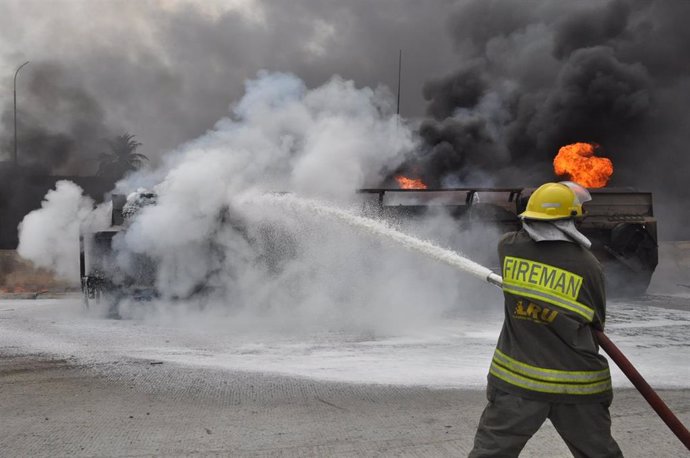 Archivo - Imagen de archivo de un bombero de  Nigeria apagando un incendio tras la explosión de un camión cisterna.