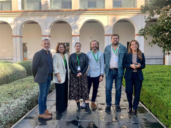 Parlamentarios y alcaldes socialistas se reúnen en el Parlamento para abordar el servicio de autobuses del Consorcio de Transportes.