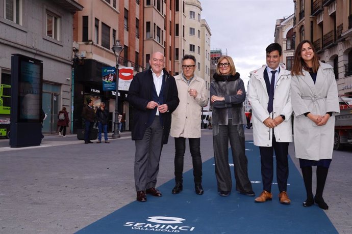 El alcalde de Valladolid, Jesús Julio Carnero, y la concejala de Turismo, Eventos y Marca de Ciudad, Blanca Jiménez, en la alfombra de Seminci en la calle Santiago.