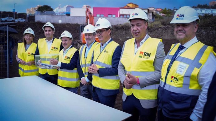 El presidente de Canarias y el consejero de Obras Públicas, Fernando Clavijo y Pablo Rodríguez (c), en una visita a una promoción de viviendas en La Palma