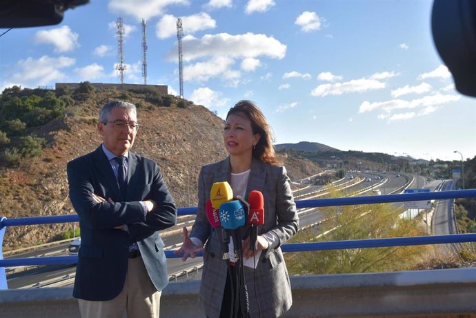 La presidenta del PP de Málaga, Patricia Navarro, junto al alcalde de Rincón de la Victoria, Francisco Salado.