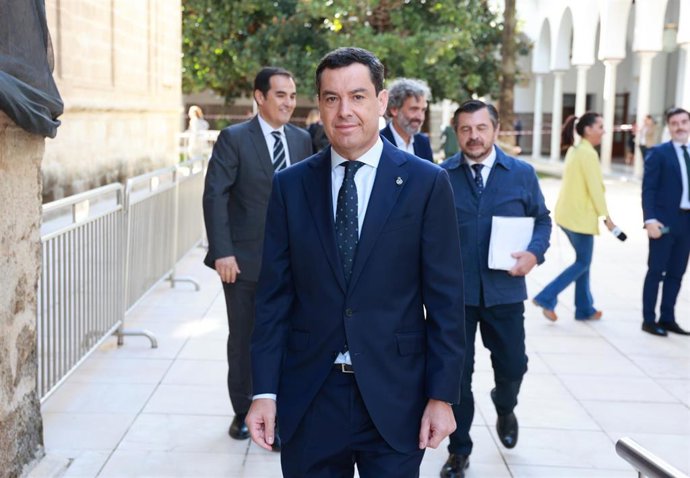 El presidente de la Junta, Juanma Moreno, este jueves antes de comenzar su intervención en el Pleno del Parlamento.