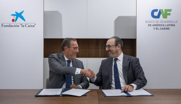 Antonio Vila Bertrán, director general de la Fundación 'La Caixa', y Sergio Díaz-Granados, presidente ejecutivo de CAF.