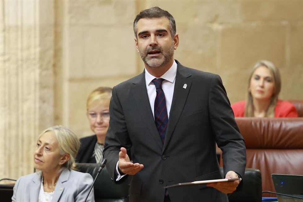 El consejero de Agricultura, Pesca, Agua y Desarrollo Rural, Ramón Fernández-Pacheco, durante su intervención en la segunda jornada del Pleno del Parlamento andaluz.
