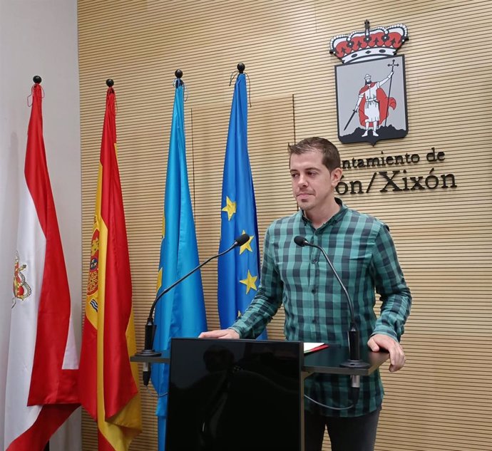 El portavoz de IU - Más País - IAS en el Ayuntamiento de Gijón, Javier Suárez Llana, en rueda de prensa en el Consistorio gijonés.