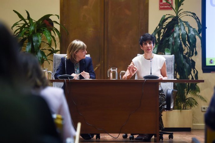 La ministra de Inclusión, Seguridad Social y Migraciones, Elma Saiz (d), y la secretaria general de Inclusión, Elena Rodríguez (i)