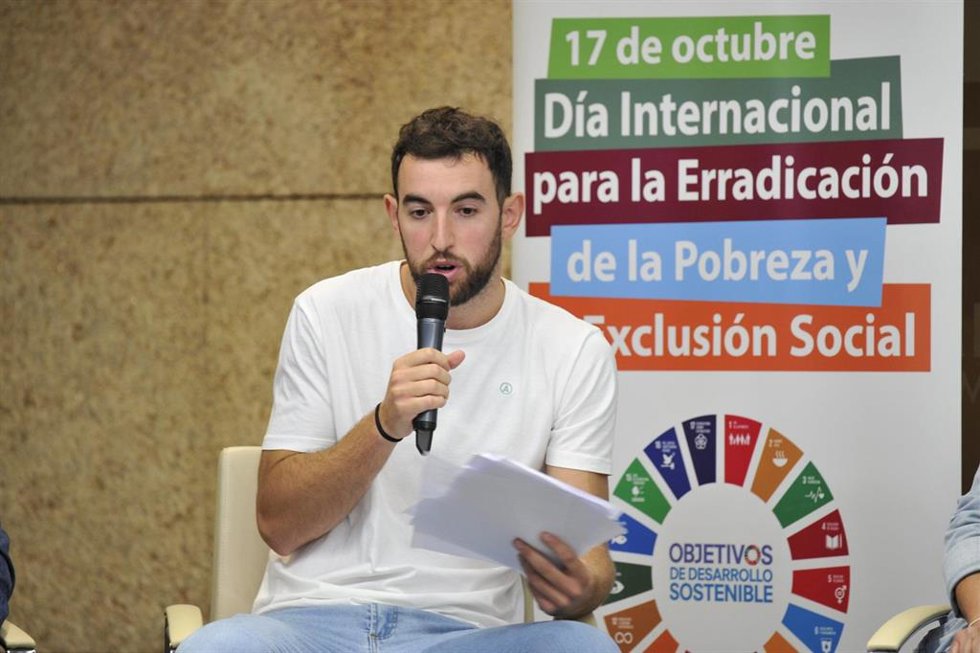 Uno de los participantes en la mesa de debate del acto del Día Internacional para la Erradicación de la Pobreza.
