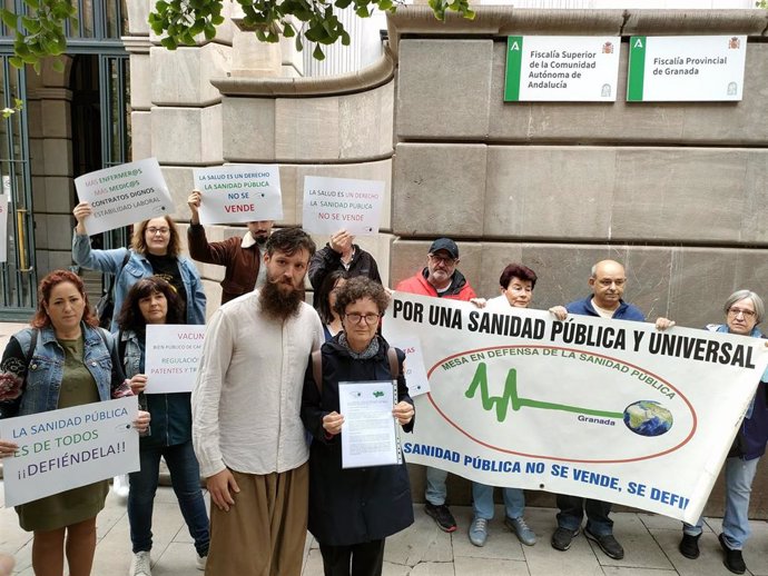 Miembros de la Coordinadora Andaluza de Mareas Blancas antes de presentar denuncia ante la Fiscalía de Granada por las listas de espera.