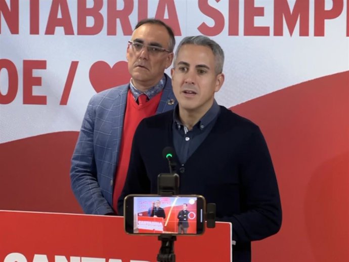Archivo - En primer plano, el secretario general del PSOE de Cantabria, Pablo Zuloaga, y detrás el diputado socialista y exconsejero de Sanidad Raúl Pesquera