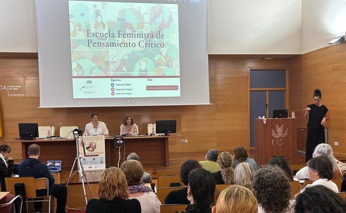 La diputada de Igualdad y Diversidad, Susana Sánchez Toro, en la inauguración de la Escuela Feminista de Pensamiento Crítico de Cádiz