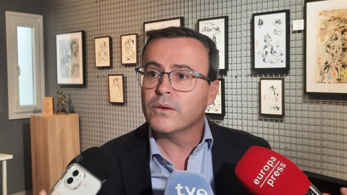 El secretario general del PSOE de Extremadura y presidente de la Diputación de Badajoz, Miguel Ángel Gallardo, atiende a los medios