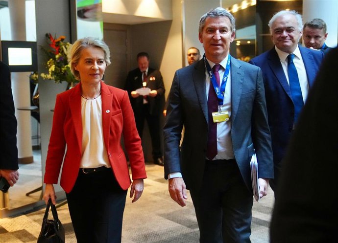 El líder del PP, Alberto Núñez Feijóo, junto a la presidenta de la Comisión Europea, Ursula von der Leyen, en la cumbre del PPE en Bruselas.