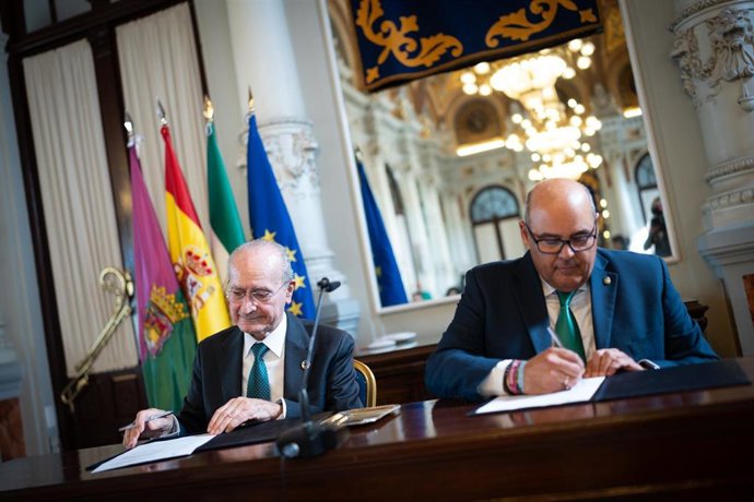 El alcalde de Málaga, Francisco de la Torre, y el presidente de la Fundación María Zambrano y alcalde de Vélez Málaga, Jesús Lupiáñez, han firmado un protocolo general de actuación para poner en marcha estas acciones.