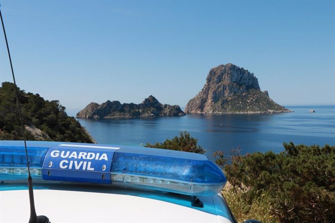 Dispositivo luminoso de un vehículo de la Guardia Civil.