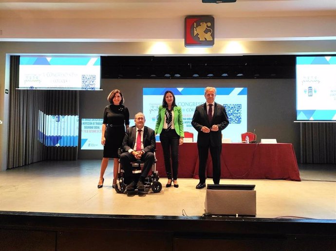 El presidente de la Diputación, Salvador Fuentes (dcha.), y la consejera, Rocío Blanco (izda.), en la inauguración del encuentro.