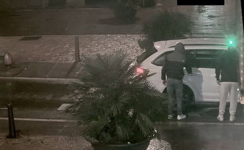 Dos de los sospechosos detenidos como presuntos autores de tres robos a taxistas en Reus (Tarragona) usando la técnica del mataleón