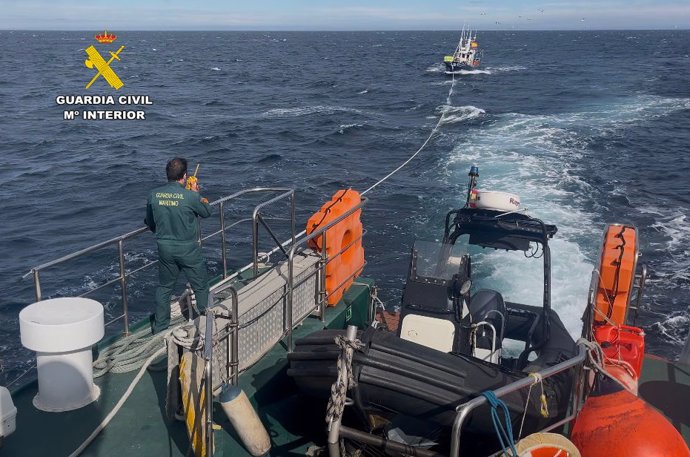 La Guardia Civil auxilia a un pesquero a la deriva a 4 millas de Oriñón