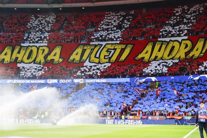 Archivo - Fans of Atletico de Madrid during the UEFA Champions League, Quarter finals, football match played between Atletico de Madrid and Borussia Dortmund at Civitas Metropolitano stadium on April 10, 2024, in Madrid, Spain.