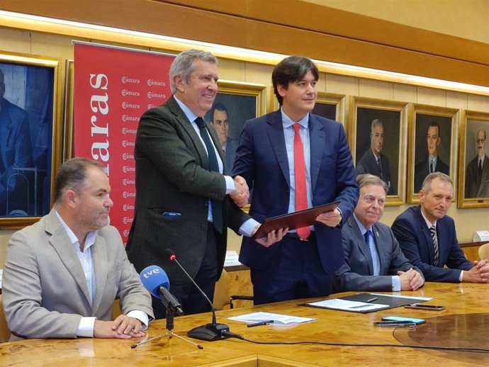 El consejero de Ciencia, Empresas, Formación y Empleo, Borja Sánchez, firma con el director general de la Fundación Incyde, Javier Collado, el convenio para la puesta en marcha de la Incubadora de Alta Tecnología en Ciencias de la Vida.