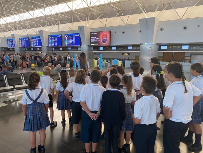 El aeropuerto de Gran Canaria reactiva las visitas escolares con los alumnos del colegio Los Ángeles