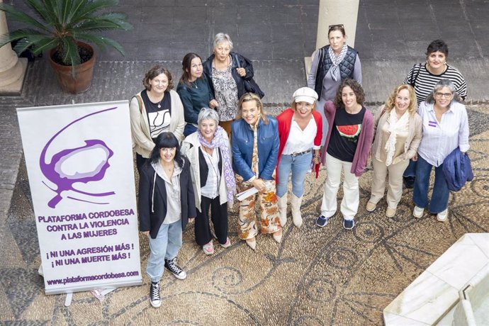 La delegada de Igualdad de la Diputación de Córdoba, Auxiliadora Moreno (centro), junto a representantes de la Plataforma Cordobesa contra la Violencia a las Mujeres.