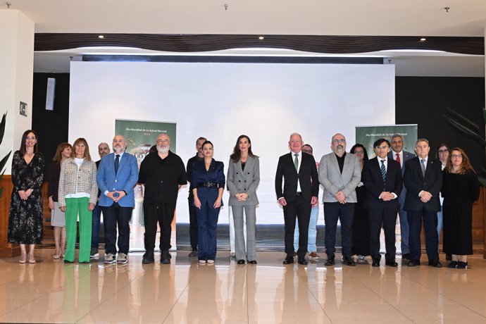 Foto de familia durante acto institucional del “Día Mundial de la Salud Mental 2024”, a 17 de octubre de 2024, en Madrid (España).