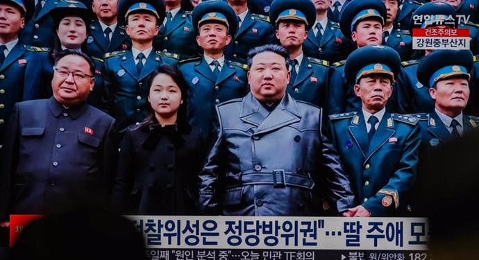 Archivo - Imagen de archivo del líder de Corea del Norte, Kim Jong Un, junto a varios altos cargos.