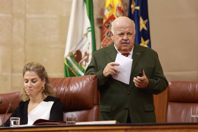 El presidente del Parlamento de Andalucía, Jesús Aguirre (d), junto a la vicepresidenta del Parlamento andaluz, Ana Mestre (i), durante la segunda jornada del Pleno del Parlamento andaluz. A 17 de octubre de 2024, en Sevilla (Andalucía, España).Segunda jo