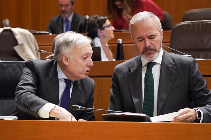 El presidente del Gobierno de Aragón, Jorge Azcón, y el consejero de Fomento, Vivienda, Logística y Cohesión Territorial, Octavio López.