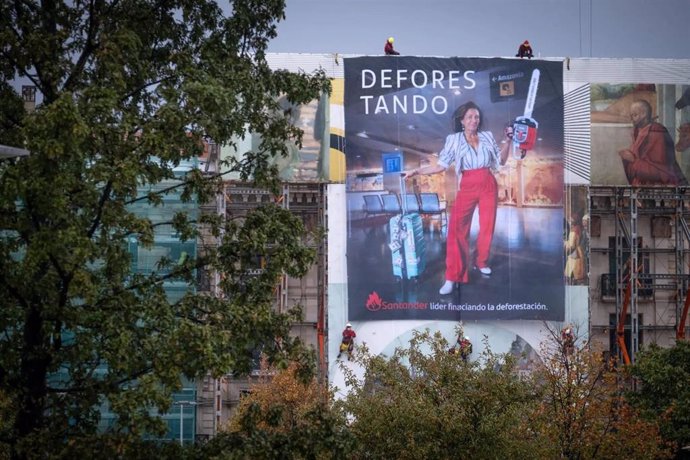 Imagen de la lona desplegada por Greenpeace en la sede social del Banco Santander en el Paseo Pereda de la capital cántabra