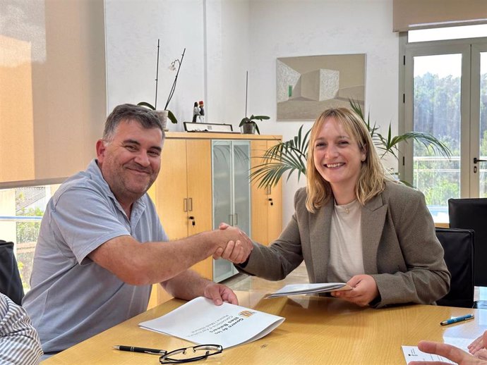 El conseller de Agricultura, Pesca y Medio Natural, Joan Simonet, y la alcaldesa de Sant Joan, Tania Marí, en la firma del acuerdo.