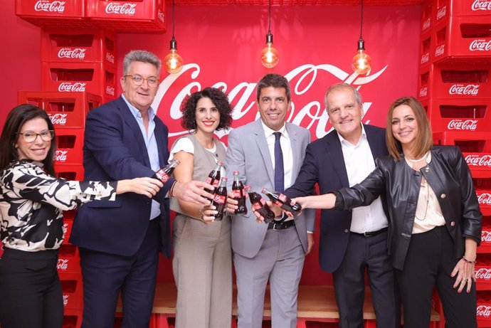 El president de la Generalitat, Carlos Mazón, visita la planta de Coca-Cola con motivo del 65º aniversario de la puesta en marcha de las instalaciones de Quart de Poblet